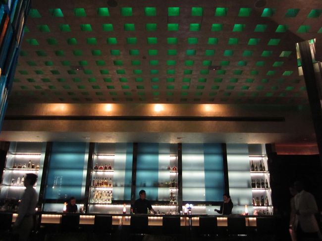 ホテルのバーに行きたいと友達が言い、フォーシーズンズへ。<br /><br />「BLUE BAR」です。<br /><br />オシャレ！！！<br /><br />ホテルの中だから、静かに飲めるし最高だね。