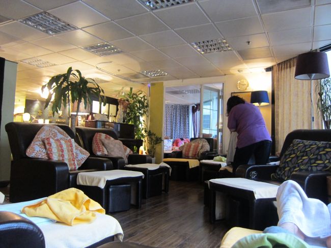 友達が仕事中、足ツボに行こう！<br /><br />ちょうど同じセントラルに良さげなマッサージ屋を見つけたので、友達に場所を聞くと、レストランの斜め前！<br /><br />すぐに予約してくれて、行ってみました。<br /><br />「古法足道(GAO'S FOOT MASSAGE CO)」。<br /><br />Rm1501-2, 15/F, Century Square, 1-13 D'Aguilar St, Central<br /><br />http://www.gaoshk.com/index.html<br /><br />時間もあるから、80分やってもらいました。<br /><br />ここのマッサージは力強い！！！<br /><br />オーナーの高さんは、すごく感じの良い人。<br />ちょうど受付に座ってる高さんから見える席に座ってたら、リクライニングの椅子を「こうやって倒すんだよ〜」っとわざわざ説明にきてくれて、「あそこがランカイフォン！」と窓から見える景色も教えてくれたり。<br /><br />清潔感あり雰囲気は最高で、BGMは小鳥のさえずり。<br />癒されます。<br /><br />すごく痛かったマッサージも、終わった後は壮快！！！<br /><br />