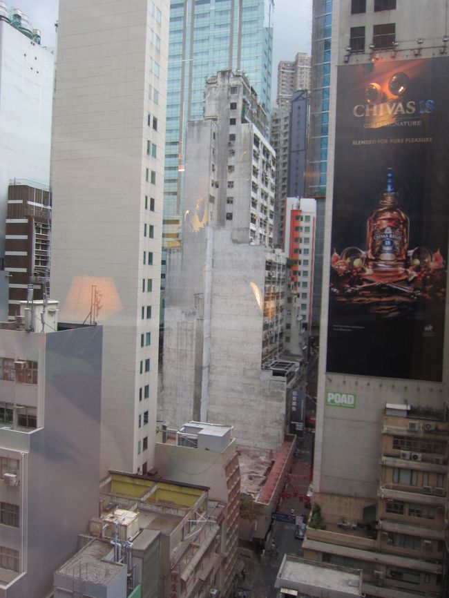 座ってた場所からの眺め。<br /><br />ランカイフォンの入り口です。