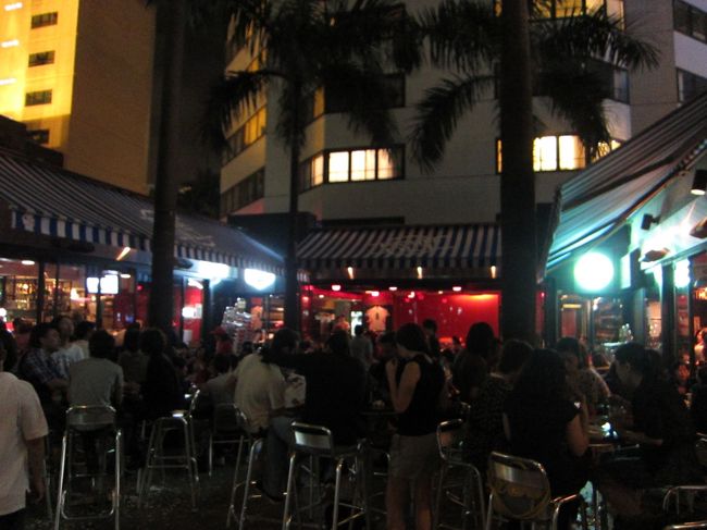 食事後はお決まりのバーへ。<br /><br />コーズウェイベイにある「Inn Side Out」へ。<br /><br />Sunning Plaza, 10 Hysan Avenue, Causeway Bay, Hong Kong<br /><br />http://www.elgrande.com.hk/outlets/HongKong/InnSideOut/page1/