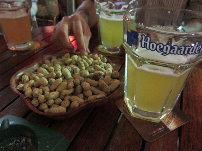 ピーナッツ食べ放題のアメリカンスタイルなバー。<br /><br />ピーナッツの殻は地面に捨てるシステム。<br /><br />いいのかな？なんて思ってしまったが、みんな普通に殻を割って地面にポイ。<br />