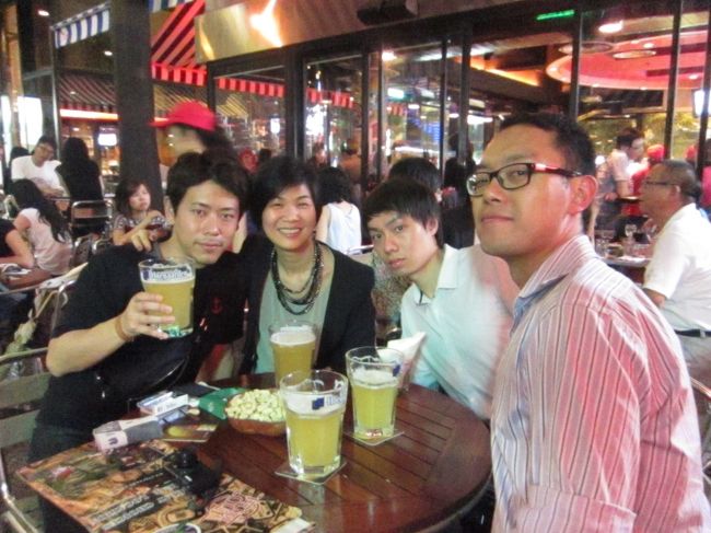 陽気な空間ですが、外はやっぱ暑い！！！<br /><br />次はいつ来る？？と別れを惜しみつつホテルへ。<br /><br />本当に友達みんな、毎回付き合ってくれてありがたいです。<br />