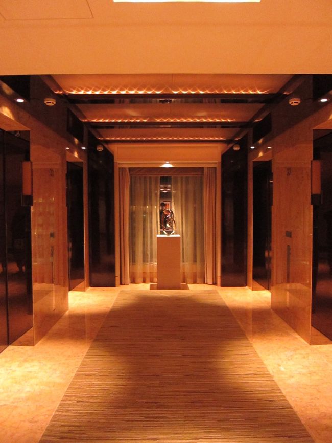 なかなかこないエレベーター。<br /><br />６つしかないから、込みまくりです。