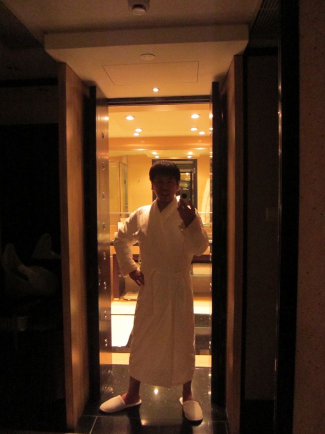 帰る準備をしていたら、今度はバスローブが目に止まる。<br /><br />撮るしかない。<br /><br />浴衣に続き、バカ全開です。。。