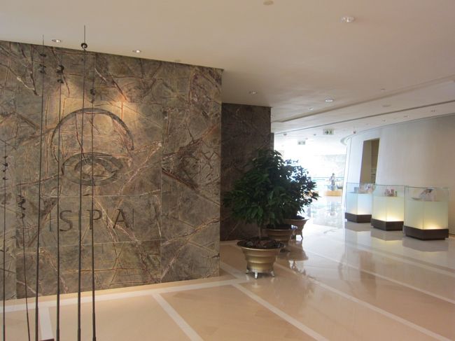 最終日。<br /><br />10時にチェックアウトして、ホテル６階にあるSPAへ。<br /><br />友達が「フォーシーズンズのSPAはいいから！」って。<br /><br />男の俺が行っていいの？！<br /><br />男性客も結構行くようなので、試しに行ってきました。