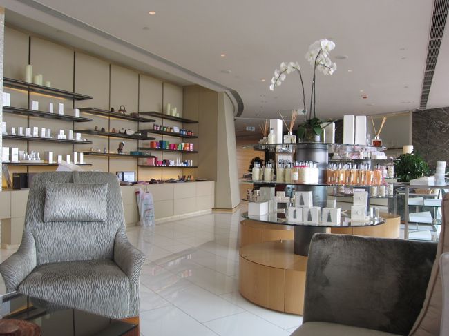 SPAに行くまでの通路に、何やら匂い良さげな物が。<br /><br />癒しのCDまで売ってました。<br /><br />