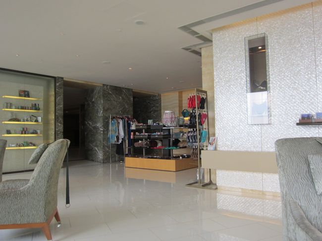 この奥右手がSPA入り口。<br /><br />直進するとプール。