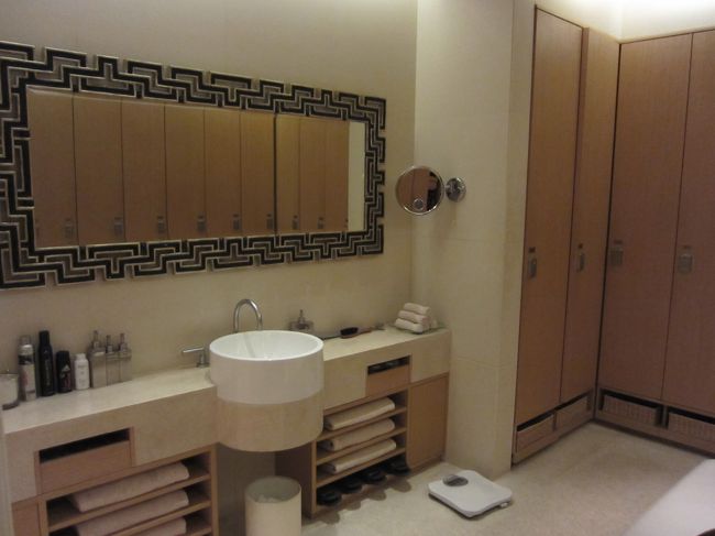 SPAの受付まで行き、ドキドキしながら初体験ゾーンへ。<br /><br />受付向かって左が女性、右が男性の部屋へと続くドアがあり、ドアはスタッフの方がカードキーで開けてくれないと入れません。<br />セキュリティーが凄い。<br /><br />進んで行くと、この写真のロッカールームが右手に。<br /><br />左にはシャワールーム。<br /><br />通路が緩やかなカーブになっており迷路のよう。<br /><br />また奥に進むとトイレ、サウナがあり、左に現れたのが「バイタリティプール」という、なんとも言えない小さめの温水プール？<br />http://www.fourseasons.com/jp/hongkong/spa/#image-jp-hongkong-hotel-HKG_028<br /><br />そのバイタリティプールを囲むように、リラックスルームがあります。<br /><br />エレベーターに乗り、５階へ。<br /><br />到着すると今回マッサージをしてくれる、キャサリンさんがお出迎え。<br /><br />SPA初体験で緊張してます！って伝えると、リラックスできるから大丈夫よ〜って。<br /><br />顔のマッサージ？をやってもらい75分で約$1,200。<br /><br />高いのか安いのか相場がわからん。<br /><br />言えるのは、いい経験になったが、もうやらない（笑）<br />