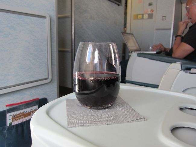 CAさん曰く、梅雨の影響で揺れてるんですよ〜って。<br /><br />そういえば沖縄はもうすぐ梅雨入りするとか言ってたな。