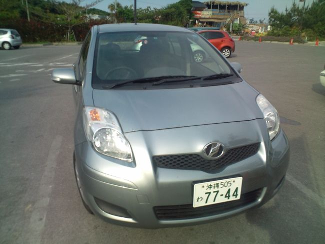 いい事をしたな〜と那覇に到着し、予約したレンタカーの<br />お迎えの列に向かい名前を告げると、「予約はいってませんね」<br />と。あわてて、予約のメールを探し見せることで<br />了解を得てレンタカー屋に向かうバスに乗り込んだ。<br />