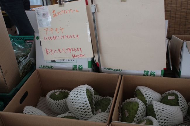 橋をわたり左に曲がると、道の駅のような古宇利島おきなわブランド市場が現れる。<br />沖縄の特産物なども売られており、特に海ぶどうは<br />那覇で買うよりかなり格安。<br /><br />