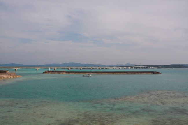 島一周は約８K。半農半漁の沖縄らしいのんびりと何もない<br />島です。<br />この島は、2005年までは橋が無かったようで<br />フェリーが交通手段だったようです。<br />離島を巡っていると橋でつながっていることの<br />ありがたみをヒシと感じるのだけれど<br />観光客目線だと、船で渡る情緒もいいんですよね〜