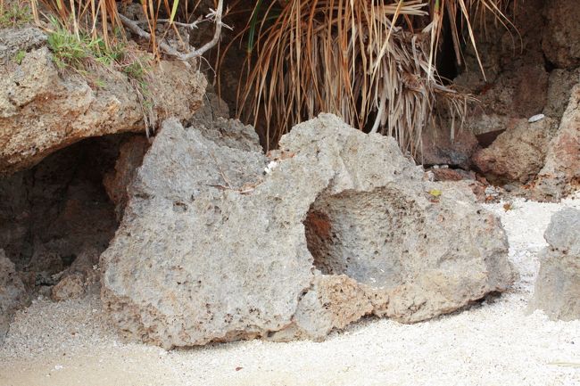 島の北側にまわると海岸沿いに円柱状の穴（ポットホール）がいくつもあるトケイ浜というビーチが現れる。<br />