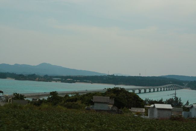 あっという間に一周しました。<br />北側からは伊是名島・伊平屋島も遠くに望めます。また、こじゃれたプチホテルのようなものも数件あり、何もない所でのんびりしたい人には<br />お勧めの場所です。