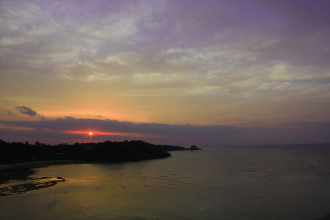 そうこうしているうちに西に傾き始めた太陽は<br />眞栄田岬にゆっくりと沈みはじめた。