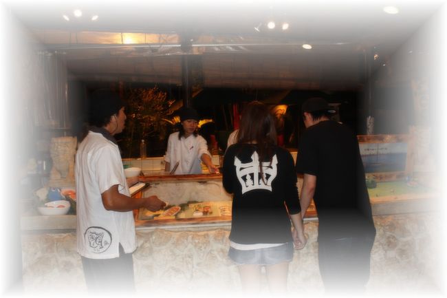 朝どれの魚をショーケースから選んで目の前で<br />調理してくれたりするサービスもあります。<br />創作系の沖縄料理で、味もまずまず。<br />でも、やはり観光客相手のお店のようで<br />価格は東京とあまり変わらないかもしれません。<br />但し、人気店のようなので訪れる際は予約は必須です。