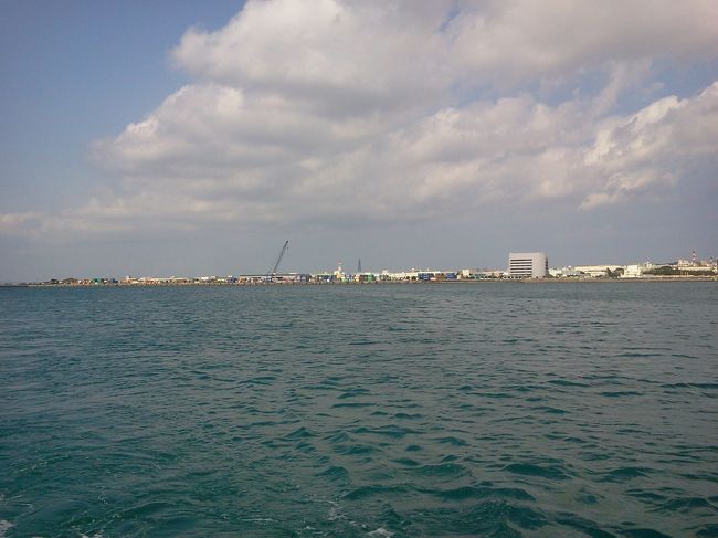 翌日は、ケラマでダイビングのため那覇まで車で<br />1時間。船に乗るまでは、小雨が降る薄暗い天気だ<br />ったけど、徐々に太陽が顔を出し始めた。