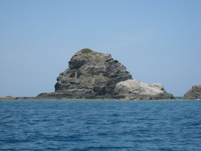 ゴリラみたいな岩を眺めながら自津留水路と<br />呼ばれるポイントへ。<br /><br />ケラマ諸島のショップと棲み分けをしているようで<br />那覇のショップがケラマ諸島で潜れるのはこのあたり<br />までらしい。