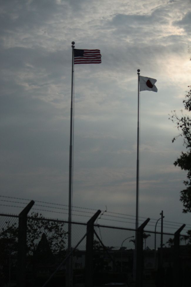 左右に広がる基地を眺めながら残された時間で<br />ベタ観光を行う。