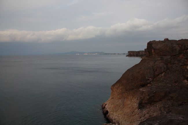 ここからは、中部恩納村、本部半島まで見渡せる断崖。