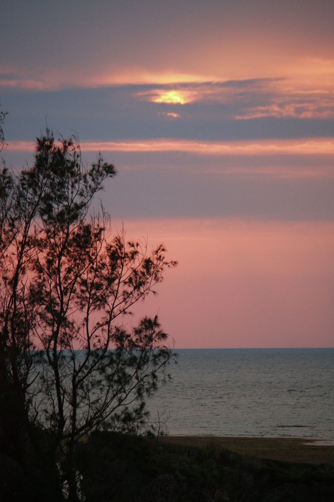 端っこ大好き人間としては、眞栄田岬をスルー出来ず<br />細い路地を入ってみると美しい夕日が。