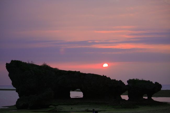 緩やかな下り坂を進んでいくと<br />奇岩の光景が登場