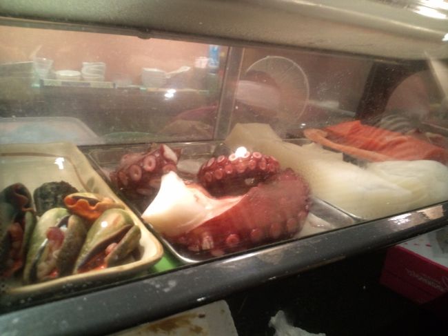 地元の方が行くようなところをお願いしたのですが<br />着いた先は、他の大型ホテルの真ん前。<br />味は、よかったけど、飲み物がカラになると<br />やたら催促に来るお店でした。<br />そしてここも、価格が東京並み。<br />まあ、この辺りはリゾート地で大型ホテルが<br />林立しているので、観光客相手の商売は<br />仕方ないのだろうなあ。。。<br />