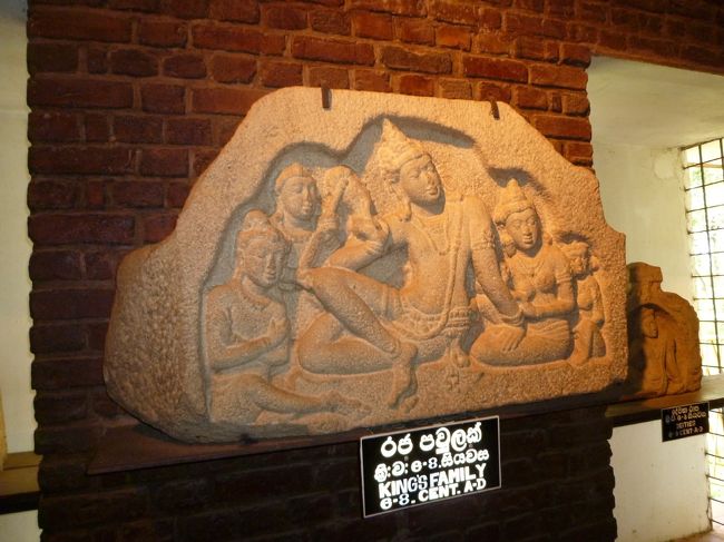 すぐ横にある展示室では　この寺院から見つかった　BCの展示品もあり、保存状態もよく、　少数ながら見ごたえあり。