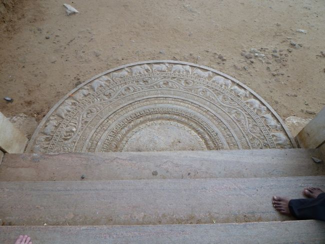 数段ある階段の下にはムーンストーンです。　繊細な彫刻が。