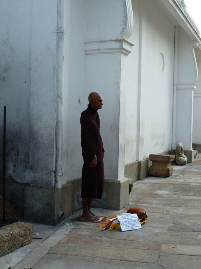 このような修行中のお坊様をみかけました。　立ったままで　動く事なく　修行されています。