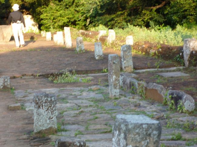 山の中腹にある　ミヒンターレ寺院あと。土台と極一部　のみですが、