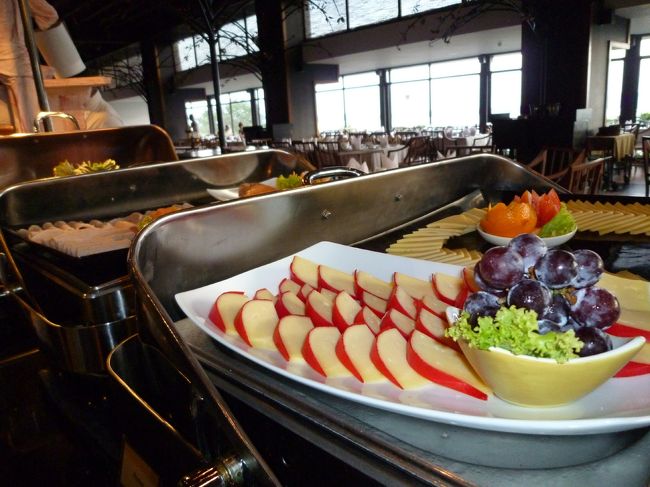 昨夜遅く　ダンブラのボロンナルワのホテル着。ジェフリー　バワ設計のホテルは岩山と一体となって、まるでここだけの世界です。　<br />ロビーにも岩がそのまま使われ、<br />今朝の食事も豪華。