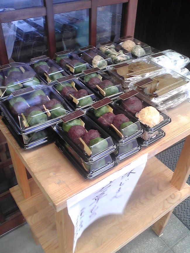 お団子も美味しそうだな。<br /><br />ここの商店街には、おあげさんの中にうどんがまるまる１玉入っているお店もあります。<br /><br />通りがかった時、行列ができていました。