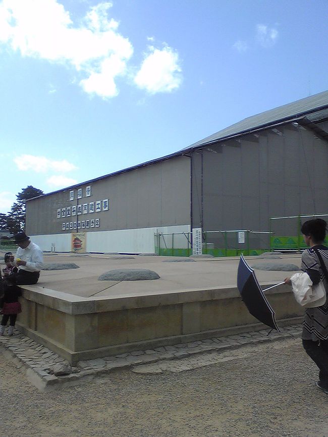 東金堂の斜め向かいには再建中の建物もある。