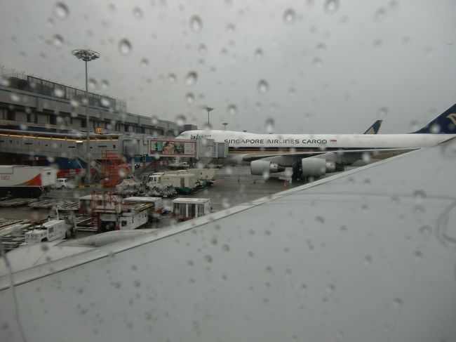 2011/5/3 Tue.<br /><br />関空からシンガポール・チャンギ国際空港へ。<br />（SQ619 KIX 11:00 - SIN 16:40）<br /><br />シンガポールの旅は激しいスコールからスタートしました。