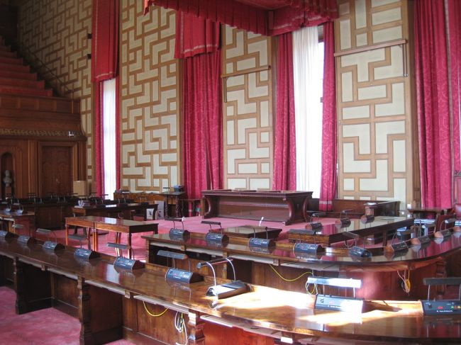 2階　市議会　議場<br />