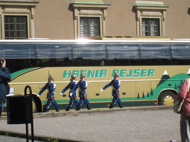 『王宮』前に到着。<br /><br />ガラム・スタンを散策します。<br />散策のため『王宮』内は今回は入りませんでした。<br />午後の自由行動で鑑賞しました。