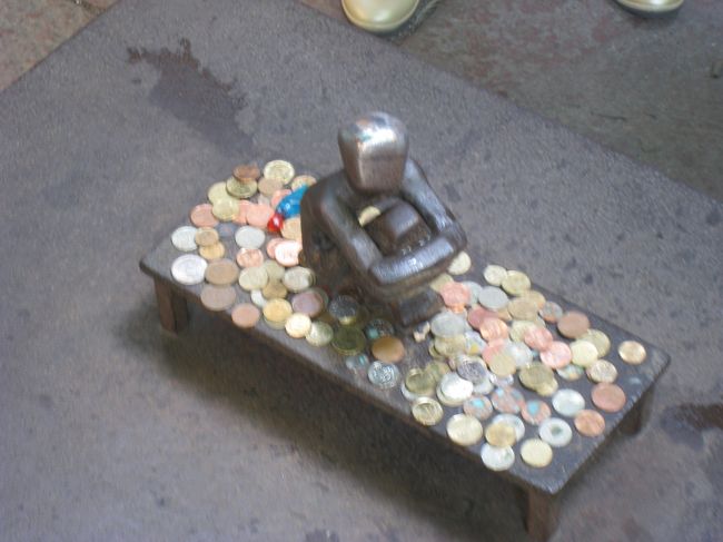 『アイアンボーイの像』<br /><br />市内で最も小さい像。高さ14センチ。<br />フィンランド教会の裏庭にあります。