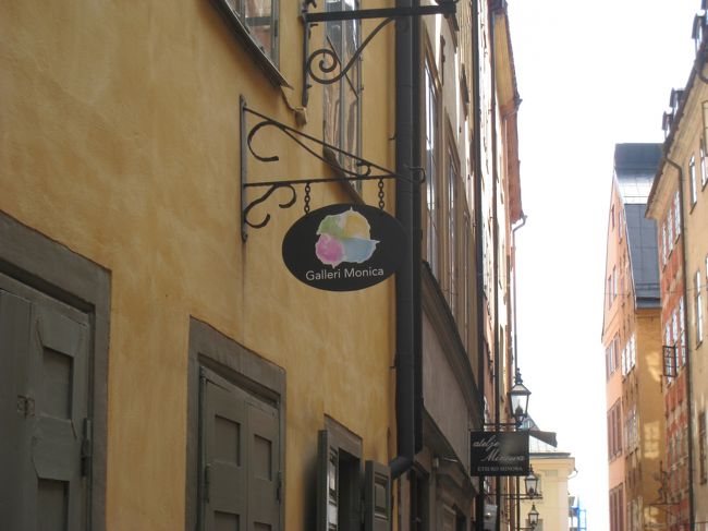 『ヴェステルロングガータン通り』<br /><br />みやげもの屋があふれる石畳の通り。