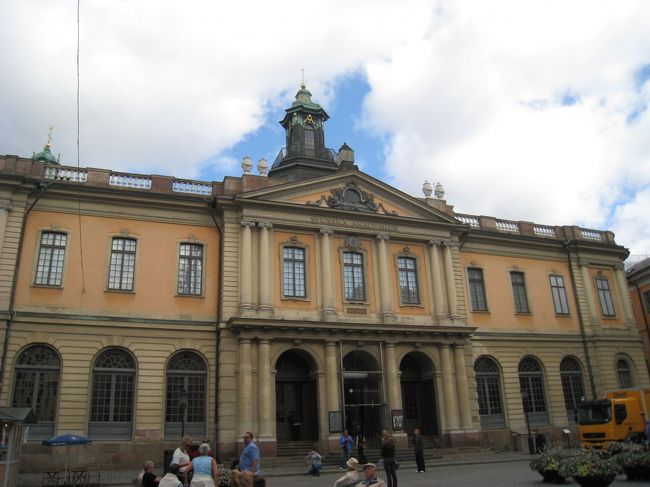 『ノーベル博物館』<br /><br />入ってすぐにカフェ。そのイスの裏側には歴代受賞者のサインが記されています。<br />ノーベル賞のメダル型のチョコもここの売店で買えます。