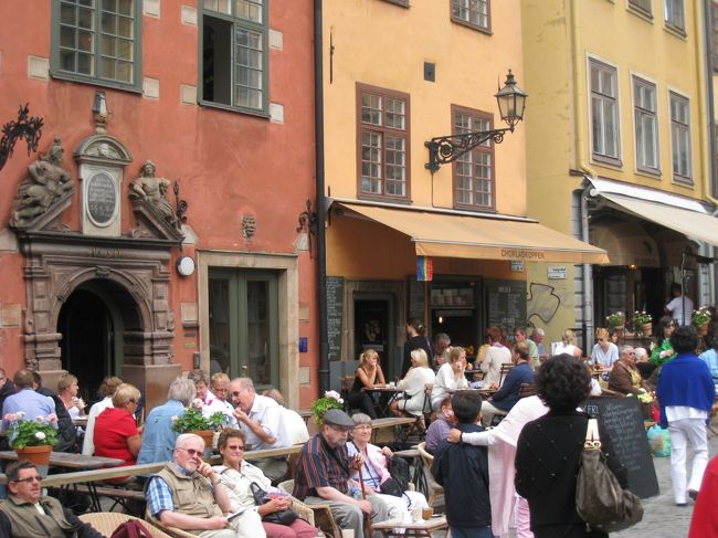 カフェが並びます。