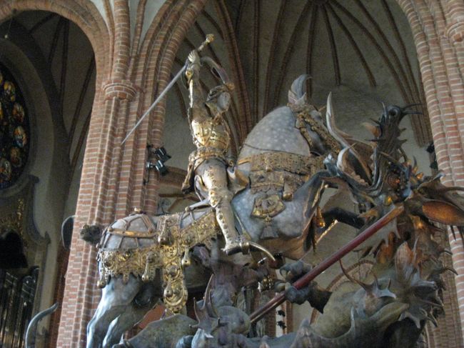 『大聖堂』内部<br /><br />午前の散策では内部見学はできなかったので・・・。<br /><br /><br />写真は『セント・ジョージと龍』