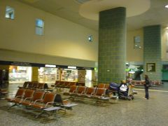 もう夜なんで閑散としているミラノマルペンサ空港。
これから中央駅までのバス停を探さなくちゃ。