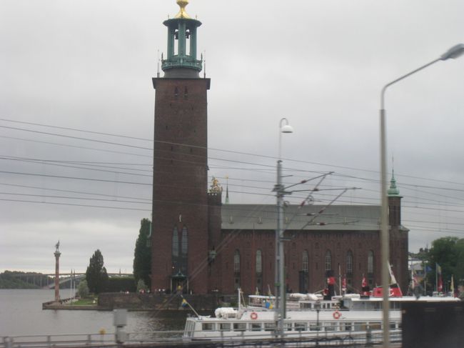 2009年7月22日<br /><br />この日はストックホルム中央駅からオスロ中央駅まで列車で移動し、オスロ到着後半日観光。<br /><br />まずは、ストックホルム中央駅にバスで向かいます。<br /><br /><br />写真は『市庁舎』