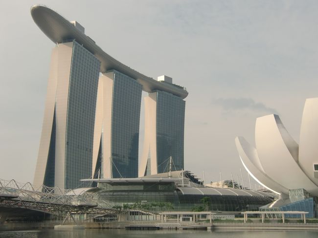 マリーナ・ベイ・サンズへ。<br /><br />B2、B1、L1の3フロアもある巨大ショッピングモールは、ホントに広すぎて疲れます。<br />買い物するなら、狙いのお店を絞ってからにしましょう。