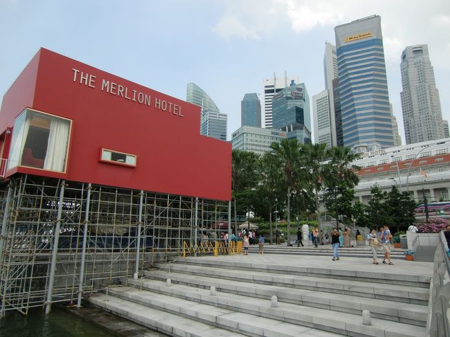 マリーナ・ベイ・サンズのショッピングモールを一通り見た後、マーライオンホテルへ。<br />周囲に足場が組まれ、マーライオンは赤い建物に隠れてしまっています。