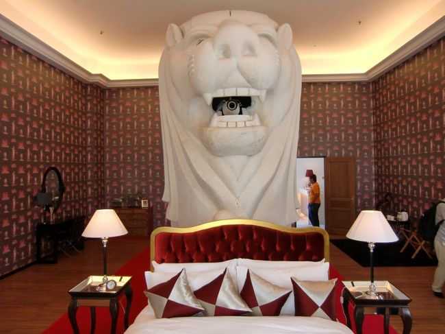 いつもならば、口から大量の水を吐き出しているマーライオン。<br />さすがにホテルの中ではそういうわけには行きません。<br /><br />目の前にベッドが配置されています。<br />「ガオー」とマーライオンに襲われる夢を見なければいいんですが・・・。