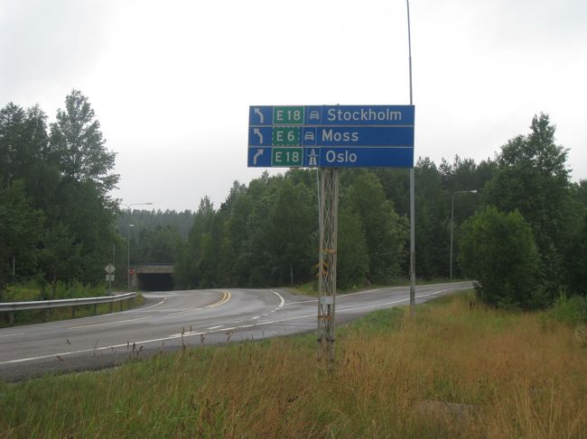 2009年7月23日（4日目）<br /><br />オスロ市内自由行動の後、明日のソグネフィヨルド観光にむけリーデル村へ長距離バス移動。<br /><br /><br />※写真はホテル近くの交通標識。