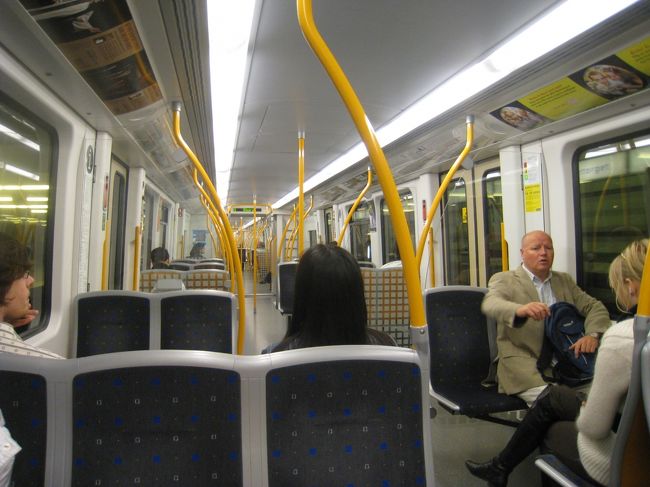 移動中の地下鉄の中。