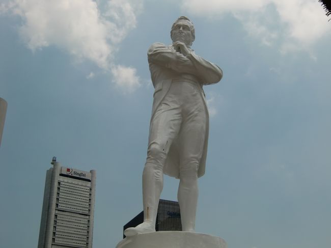 続いて、ラッフルズ卿上陸記念の地へ。<br /><br />近代シンガポール建国の父と言われています。